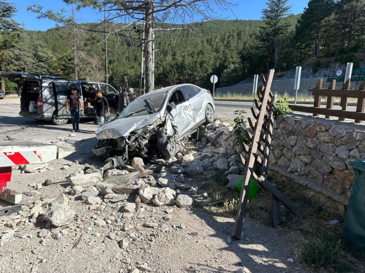 Afyonkarahisar'da otomobil dinlenme tesisine çarptı