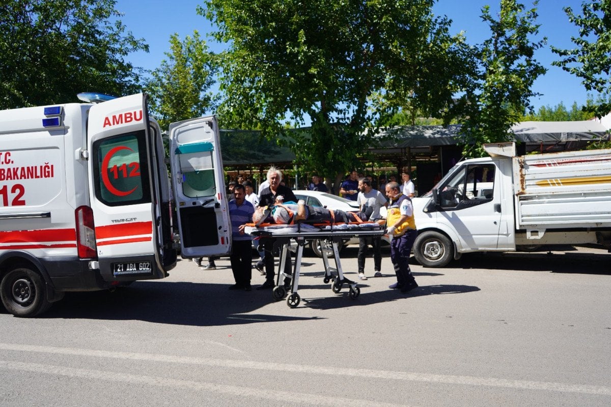 Diyarbakır'da kazada savrulan kamyonet, park halindeki 3 araca çarptı