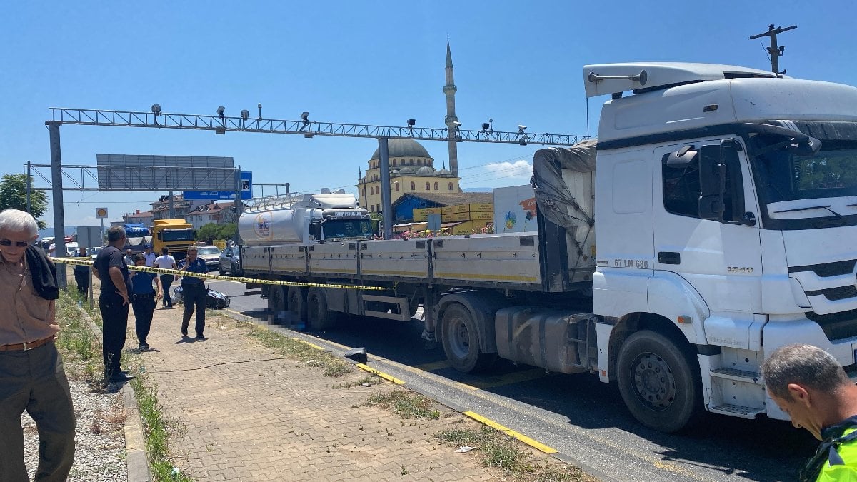 Düzce'de eşinin kullandığı motosikletten düştü, tırın altında kaldı