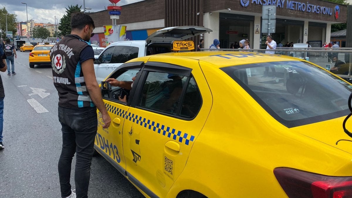 Fatih'te taksi denetiminde, yolcu seçenlerin araçları trafikten menedildi