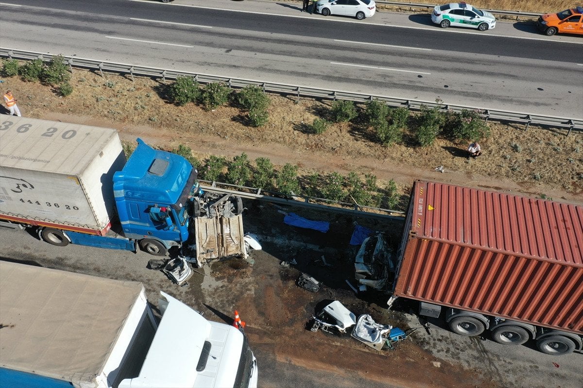 Gaziantep'te korkunç kaza: Otomobiller tırların arasında kaldı