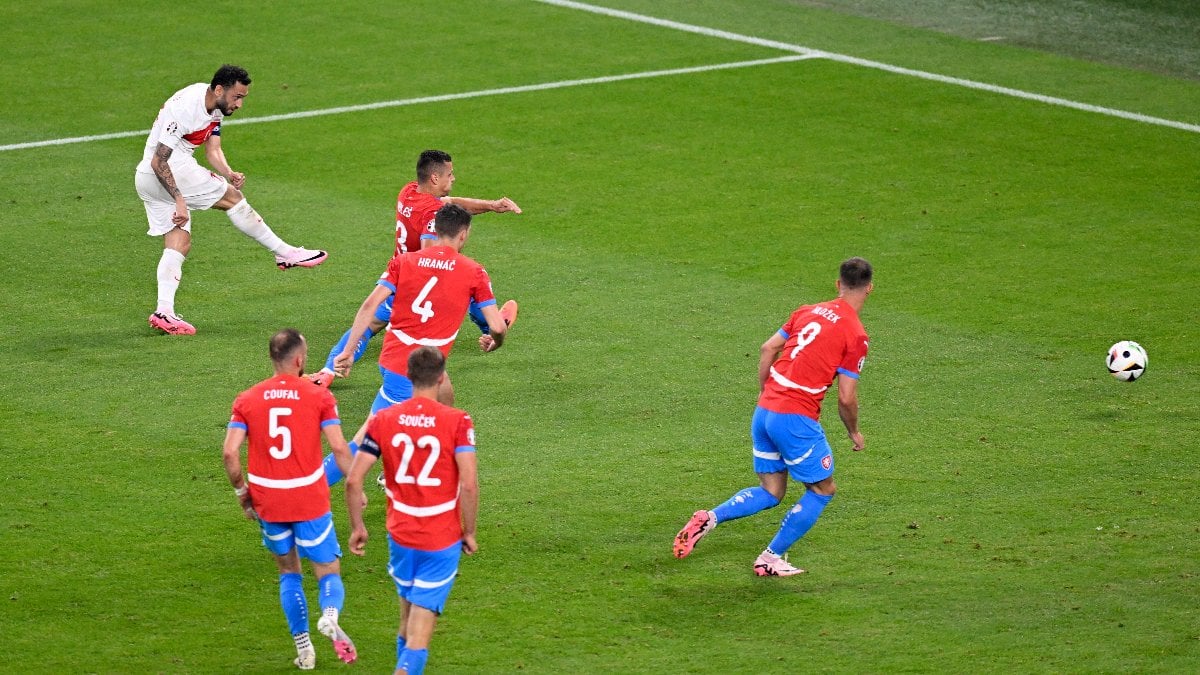 Hakan Çalhanoğlu'ndan müthiş gol! Çekya kalecisi çaresiz kaldı