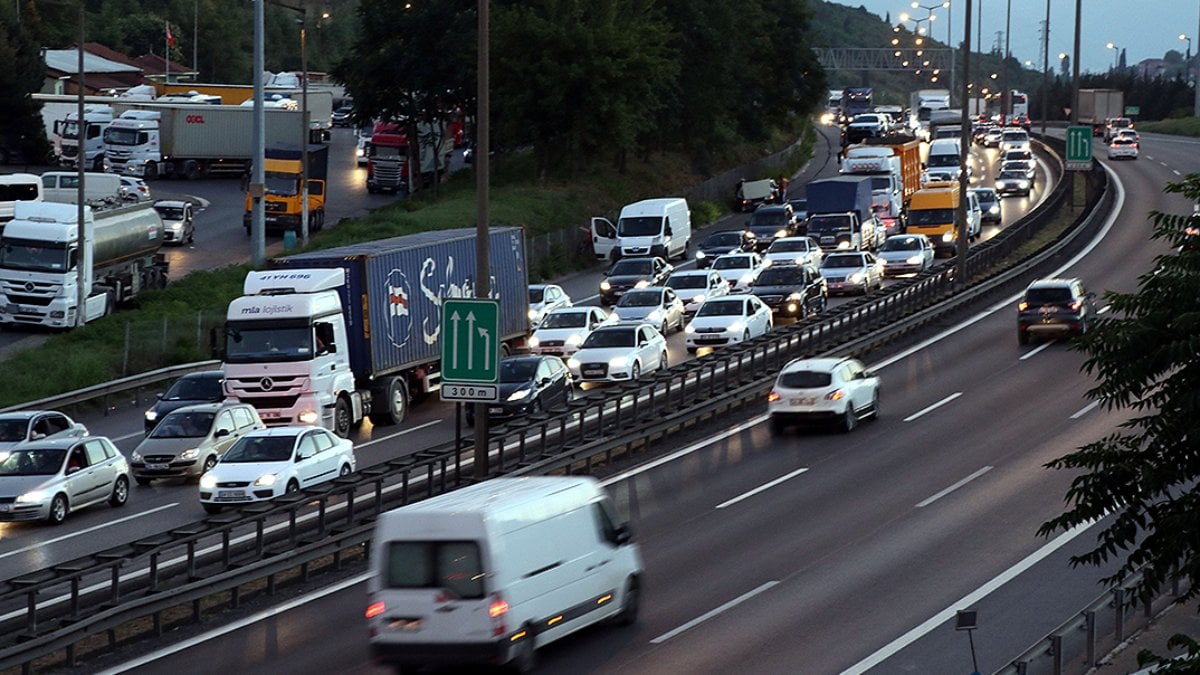 Kocaeli TEM otoyolu Hereke geçişi trafiğe kapatıldı