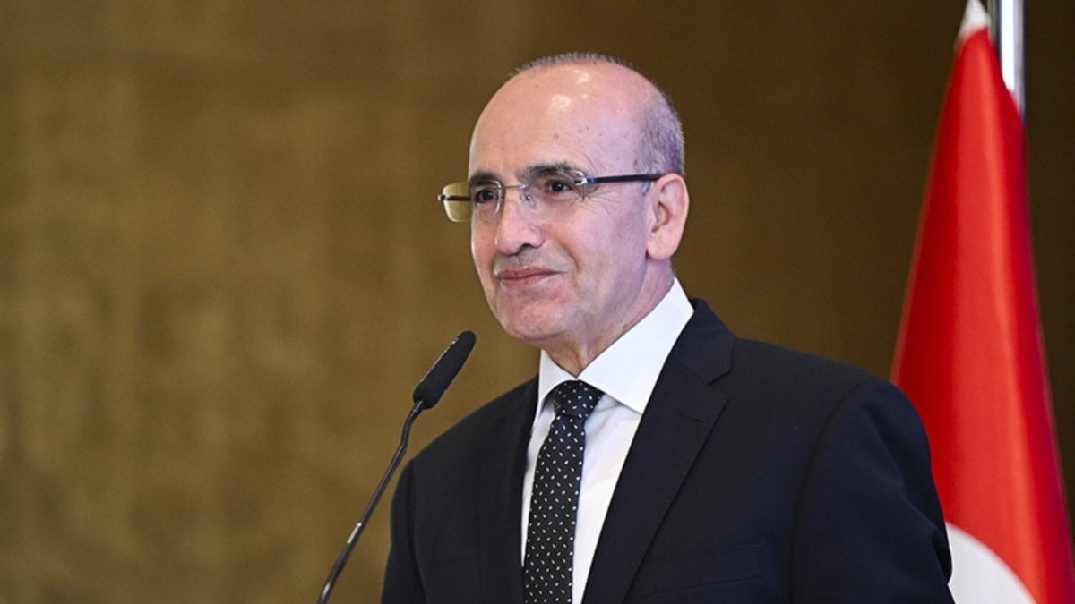 Mehmet Şimşek, Asya'daki ilk yatırımcı toplantısı için Singapur'a gitti