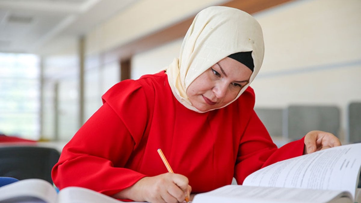 Oğlunun hakkını ararken hukuk okuyan ev hanımı, hakim olmayı hedefliyor