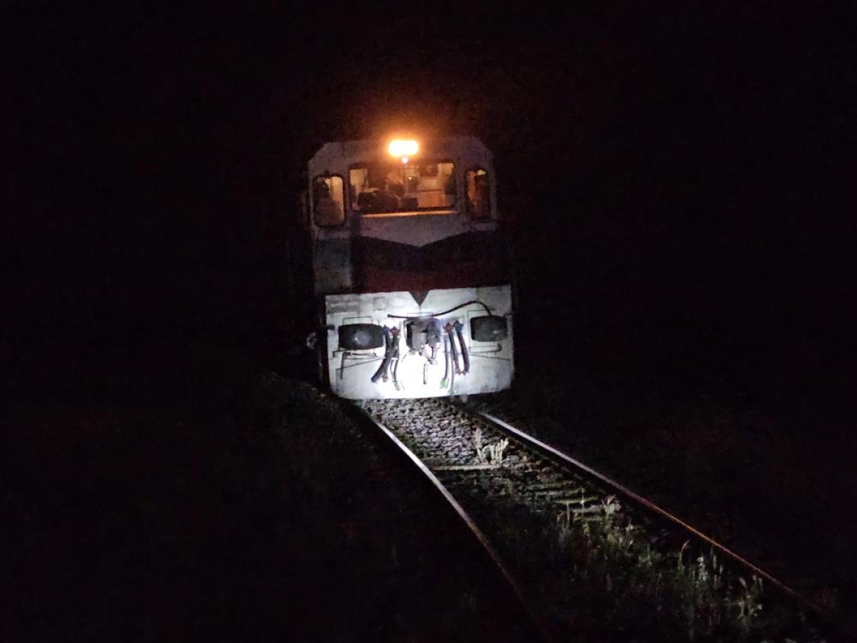 Diyarbakır'da yük treni otomobile çarptı: 2 yaralı