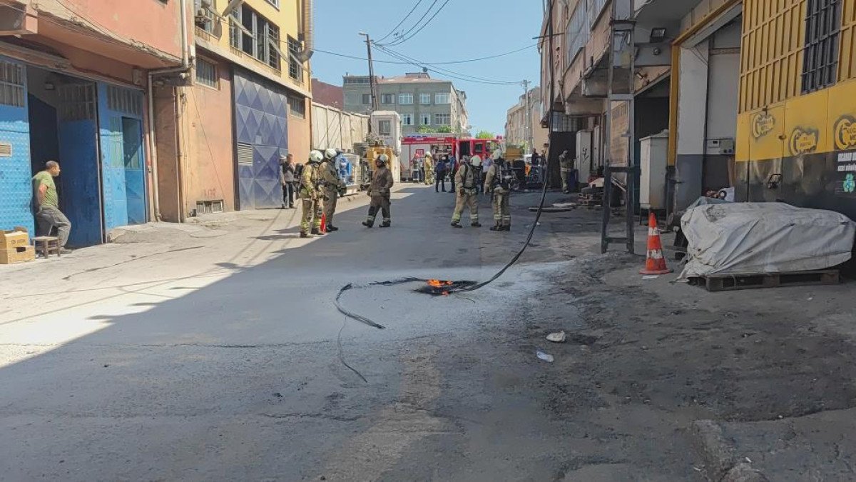 İstanbul Sultangazi'de elektrik kabloları bomba gibi patladı