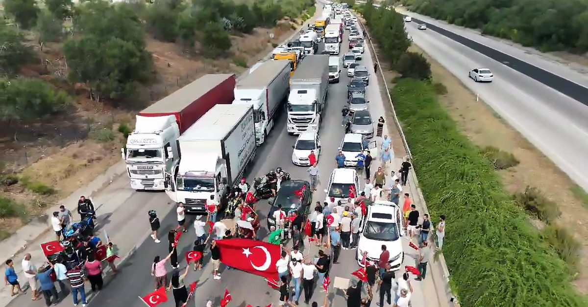 Mahalleliden ihale tepkisi: "Evimizde yabancı olmak istemiyoruz" diyerek TAG Otoyolu'nu kapattılar