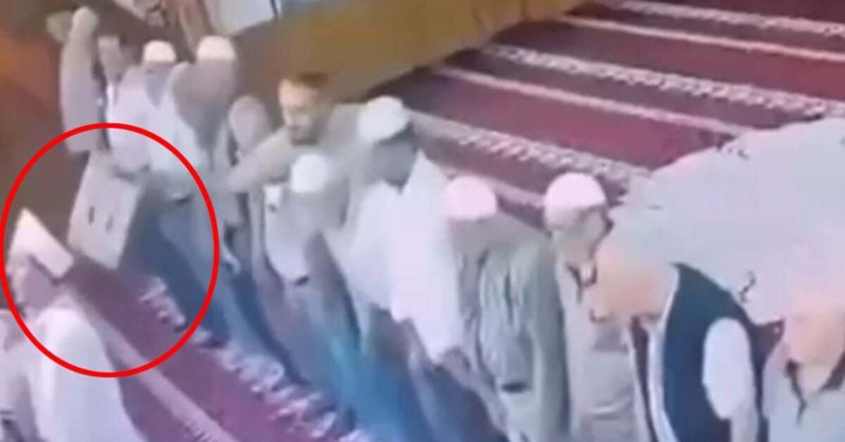 Namaz kıldıran imamın başına tabureyle vurdu! Cemaat vantilatörle kovaladı!