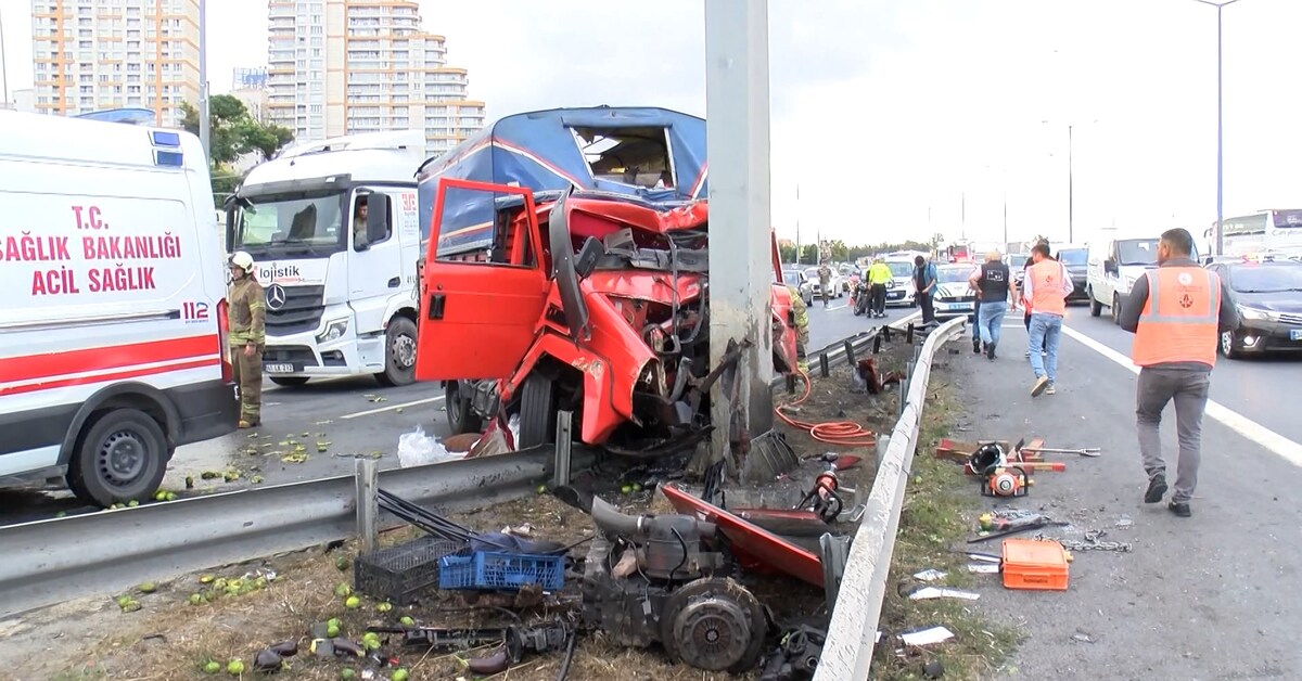 TEM'de inanılmaz kaza! Kamyonetin motoru fırladı