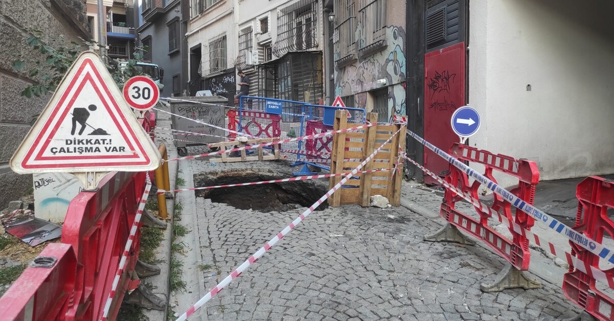 Yol çöktü! Belediye aracı manevrayla kurtuldu