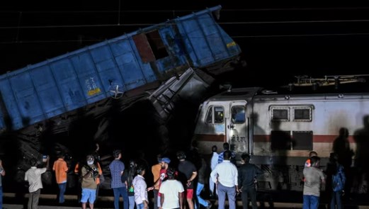 Hindistan'da tren kazası: 12 ölü